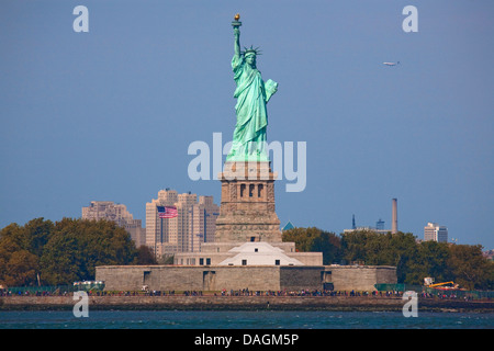 Statua della Libertà visto da Staten Island Ferry, USA, nello stato di New York), Staten Island, New York City Foto Stock