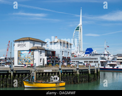 La Taverna ponte traghetto Wightlink Ferries Portsmouth Porto la Spinnaker Tower Foto Stock