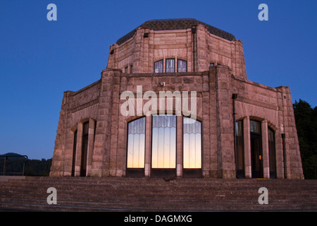 Vista storica casa in Columbia River Gorge National Scenic Area al crepuscolo Foto Stock