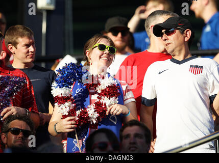 9 luglio 2013 - Portland, OR, Stati Uniti d'America - 9 Luglio 2013 - Portland, Oregon, Stati Uniti d'America. Ventole celebrare durante la CONCACAF Gold Cup match tra gli Stati Uniti e il Belize a Jeld Wen Stadium, Portland, O Foto Stock