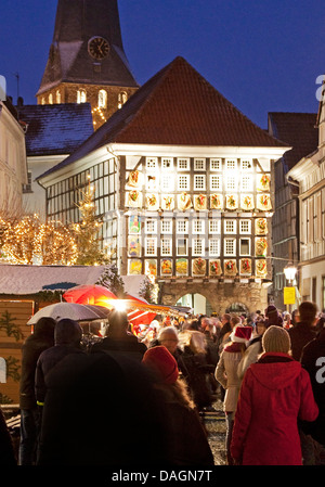 Le persone sul mercato di Natale vicino alla vecchia guildhall nella città vecchia di Hattingen, in Germania, in Renania settentrionale-Vestfalia, la zona della Ruhr, Hattingen Foto Stock