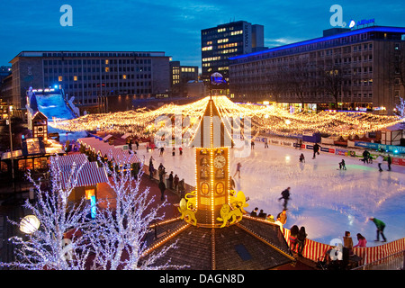 Essen su ghiaccio evento presso il Kennedy illuminato piazza nel centro della città di sera, in Germania, in Renania settentrionale-Vestfalia, la zona della Ruhr, Essen Foto Stock