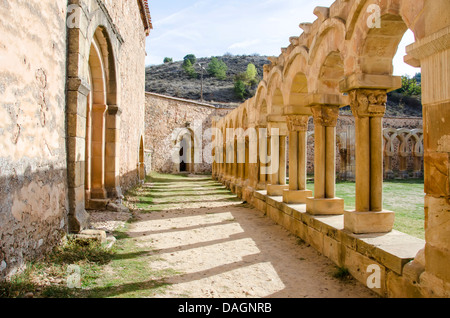 Archi intersecantisi nel cortile del monastero di San Juan de Duero in Soria Foto Stock