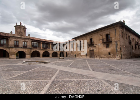 Piazza senza nessuno in Santo Domingo de Silos,Burgos Foto Stock