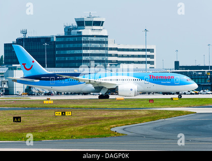 Thomson Airways Boeing 787-800 aereo di linea Dreamliner rullaggio all'Aeroporto Internazionale di Manchester Inghilterra England Regno Unito Regno Unito Foto Stock