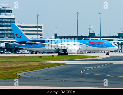 Thomson Airways Boeing 787-800 aereo di linea Dreamliner rullaggio all'Aeroporto Internazionale di Manchester Inghilterra England Regno Unito Regno Unito Foto Stock