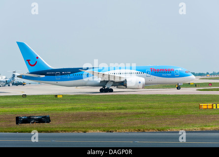 Thomson Airways Boeing 787-800 aereo di linea Dreamliner rullaggio all'Aeroporto Internazionale di Manchester Inghilterra England Regno Unito Regno Unito Foto Stock