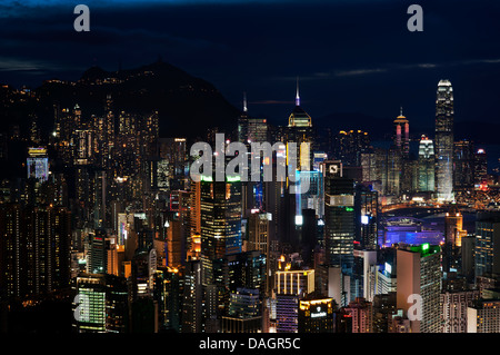 Isola di Hong Kong con grattacieli di notte Foto Stock