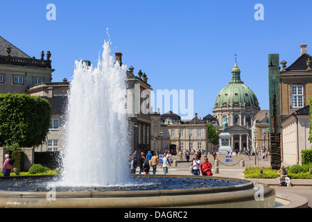 Fontana di Amaliehaven o Amalie giardini sul lungomare con Amalienborg o il Palazzo Reale e la Chiesa di Marmo in Copenhagen DANIMARCA Foto Stock