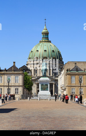 Amalienborg o Royal Palace cortile con la cupola della chiesa di marmo (Frederik la Chiesa) dietro a Copenaghen Zelanda Danimarca Foto Stock