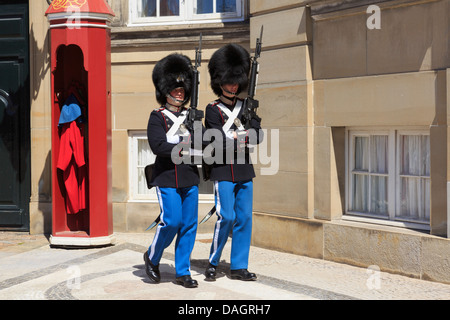 Le due guardie della guardia di guardia o di Amalienborg Royal Palace la residenza ufficiale della regina danese di Copenaghen Zelanda, Danimarca Foto Stock