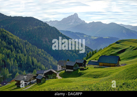 Borgo sul pendio della montagna, Sass de Putia in background, Italia, Alto Adige, Dolomiti Foto Stock