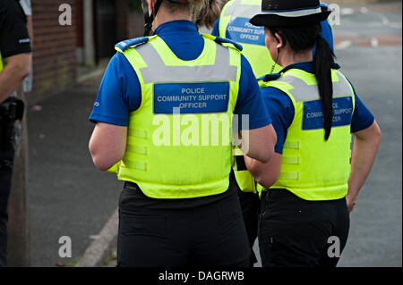 Tipton, West Midlands, Regno Unito. Il 12 luglio 2013. La moschea di bomba chiodo Credito: i4images/Alamy Live News Pcso sostegno comunitario officer tipton cordone di polizia Foto Stock