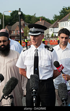 Tipton, West Midlands, Regno Unito. Il 12 luglio 2013. La moschea di bomba chiodo; Tipton, West Midlands, Regno Unito. Il 12 luglio 2013. La moschea di bomba chiodo.gareth cann assistant CHIEF CONSTABLE da west midlands parlando di polizia alla media lungo il lato l Imam Ghulam Rasool dal Kanz-ul-Musulmano Iman Welfare Association centrale Moschea Jamia Credito: i4images/Alamy Live News Foto Stock