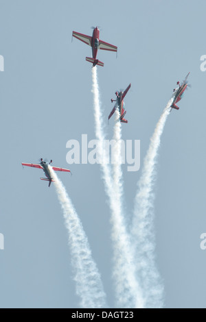 Il Royal Jordanian Falcons Aerobatic Team di visualizzazione eseguire una rottura verticale durante la loro visualizzazione emozionante a Waddington Foto Stock