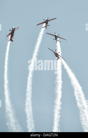 Le lame aerobatic team di visualizzazione eseguire una certa precisione battenti nel loro Extra prestazioni 300 aeromobili a Waddington Visualizza Foto Stock