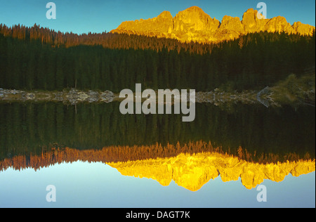 Rosengarten mirroring su Lago di Carezza nella luce della sera, Italia, Alto Adige, Dolomiti Foto Stock