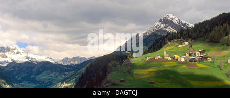 Vista del Monte Poro e villaggio di montagna, Italia, Alto Adige, Dolomiti, Colle Santa Lucia Foto Stock