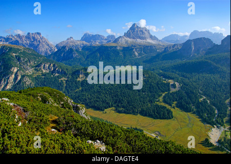 Vista di Monte Piano, Rautspitzen, Schwalbenkofel, Katzenleitenkopf, Tre Cime di Lavaredo e Zwoelferkofel, Italia, Alto Adige, Dolomiti Foto Stock