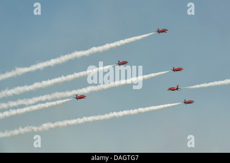 Un British Royal Air Force frecce rosse Hawk Jet Trainer passa attraverso la formazione del suo team nella manovra d'oca Foto Stock