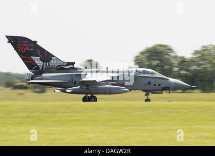 Con aria cuoce e fiducia invertitori distribuito, Panavia Tornado GR4 ZA492 della RAF 617 Squadrone rallenta dopo lo sbarco a RAF Waddington Foto Stock