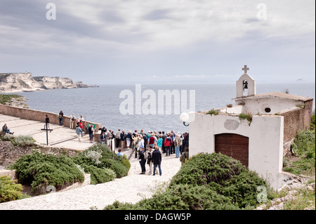 Bonifacio, Corsica, Francia - turista a godere la vista sulle Bocche di Bonifacio da scogliere. Foto Stock