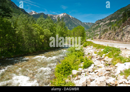 Le montagne e i fiumi in Andorra Pirenei vicino al confine con la Francia Foto Stock