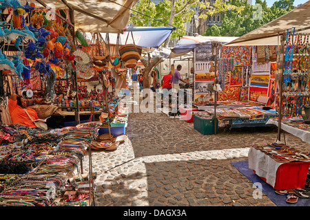 Bancarelle di artigianato e souvenir in Piazza Greenmarket, Cape Town, Western Cape, Sud Africa Foto Stock