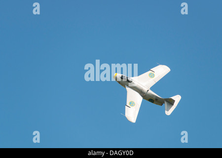 Storico combattente svedese Jet Saab 29 Flygande Tunnan o battenti la canna viene visualizzato in un cielo blu chiaro all'Airshow Waddington Foto Stock