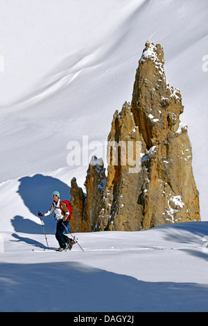 Giovane donna sci di fondo nei pressi del famoso paesaggio di resistenza agli agenti atmosferici di "Casse Dserte' presso il valico alpino Col dIzoard, Francia Foto Stock