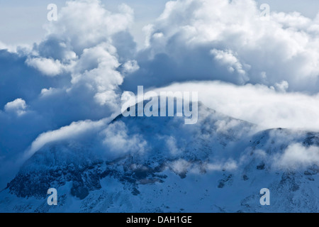 Vertice di montagna nelle nuvole, Islanda, Hveragerdi Foto Stock
