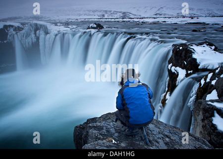 Fotografo di natura a scattare foto di cascate Godafoss, Islanda Foto Stock