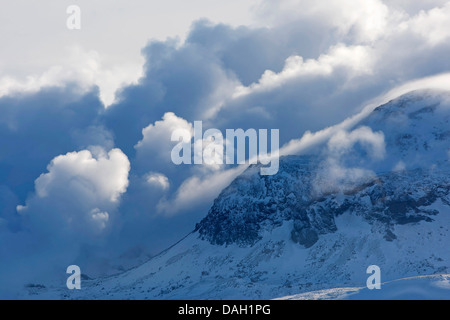 Vertice di montagna nelle nuvole, Islanda, Hveragerdi Foto Stock