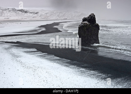 Reynisdrangar basalto stack del mare, Islanda, Dyrholaey, Landdrangur Foto Stock