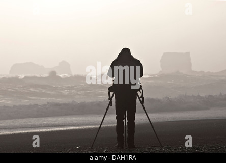 Fotografo di natura di scattare le foto alla riva, Islanda Foto Stock