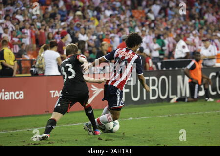 Washington DC, Stati Uniti d'America. Il 12 luglio 2013. Washington DC RFK Stadium Friendly partita di calcio tra la c.c. Regno e il Chivas Guadalajara. Chivas 28 Tim Melia vince la palla e dribbling attorno a DC Regno Kemp. Foto Stock