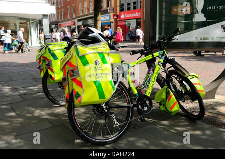 Nottingham 13Luglio 2013.con temperature impostate per raggiungere 30 gradi centigradi sulla previsione hotest giorno dell'anno finora,St John Ambulance ciclo unità di risposta è pronto per qualsiasi emergenza medica compresi riscaldamento correlato a. Foto Stock