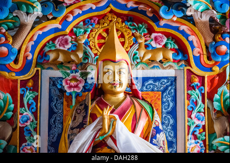 Icona buddista decorato in maniera colorata all'interno della sala grande dell'antico monastero di Tawang, Western Arunachal Pradesh, India. Foto Stock