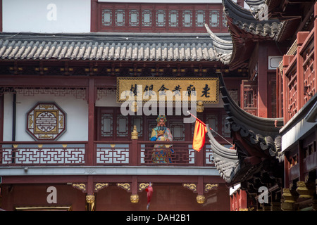 Una casa tradizionale nel' Yuyuan distretto di Shanghai con modello di uomo sul balcone vestito in costume cinese Foto Stock