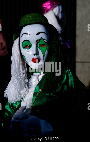 Soleggiato ballerino mascherato durante la "festa dell'Immacolata Concezione", Ciudad Vieja, dipartimento di Sacatepéquez, Guatemala. © Kraig Lieb Foto Stock