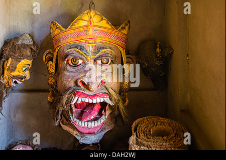 Un cerimoniale indù maschera fatta dai monaci alla Shamaguri Sattra (monastero) sull'isola di Majuli, Assam, India. Foto Stock