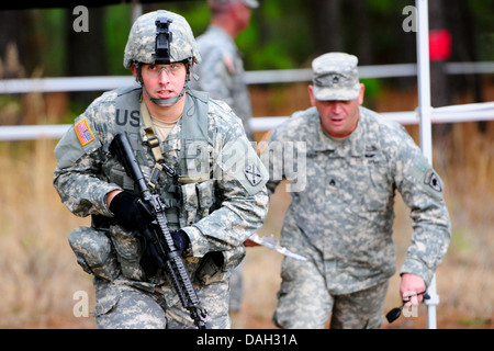 Un U.S. Soldato con la Carolina del Sud la Guardia Nazionale compete nello stato il miglior guerriero della concorrenza a McCrady Training Center in Eastover, S.C., 14 febbraio, 2013 Foto Stock