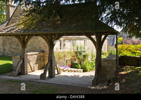 Bisley è un piccolo villaggio in Cotswolds GLOUCESTERSHIRE REGNO UNITO Inghilterra Chiesa di tutti i santi Ubicazione di J K Rowling's Casual Vacancy Foto Stock