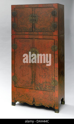 Un armadio decorativo e un copricapo con intricate incisioni di draghi, insetti, uccelli e fiori. Il pezzo mette in mostra la raffinata maestria artigianale e ricchi dettagli, che rappresentano le tradizioni artistiche cinesi classiche. Foto Stock