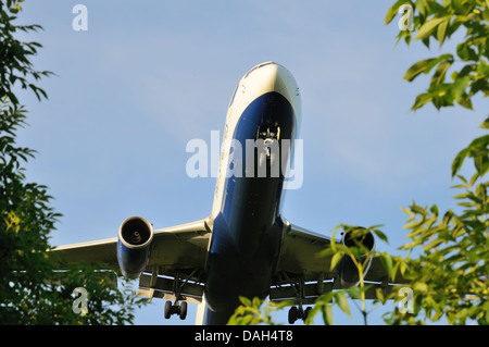 Un grande a bassa aeromobile in volo secondi dal momento dell'atterraggio all'aeroporto internazionale di Glasgow, Scotland, Regno Unito Foto Stock