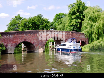 Berks - Sonning on Thames - piacere cruiser al Ponte Vecchio - albero incorniciato - alta giorno di estate - cielo blu - le nuvole - riflessioni Foto Stock