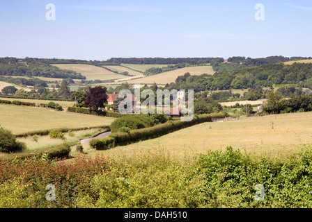 Bucks - Chiltern Hills - vista Fingest village - attraverso i campi - siepi - pendii boscosi - alta giorno di estate Foto Stock