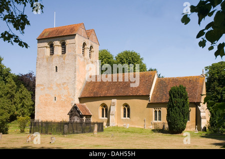 Bucks - Chiltern Hills - Fingest village - chiesa normanna di San Bartolomeo - la famosa Sella posteriore tetto della torre - estate la luce del sole Foto Stock