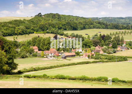 Bucks - Chiltern Hills - Vista del villaggio di Fingest - dalle Chiltern modo sentiero - alta giornata estiva - la luce solare + ombre Foto Stock