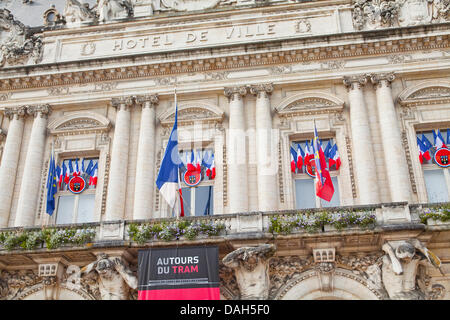 Tours, Francia. 13 luglio 2013. Il municipio o Hotel de Ville addobbato con bandiere francese in preparazione per il giorno della Bastiglia il 14 luglio a Tours in Francia, il sabato di luglio 13th, 2013 Credit: Julian Elliott/Alamy Live News Foto Stock